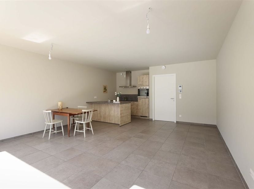 Gelijkvloers appartement met 2 slaapkamers, ruim terras én ondergrondse autostaanplaats nabij het centrum van Bilzen<br />
<br />
Omgeving:<br />
+