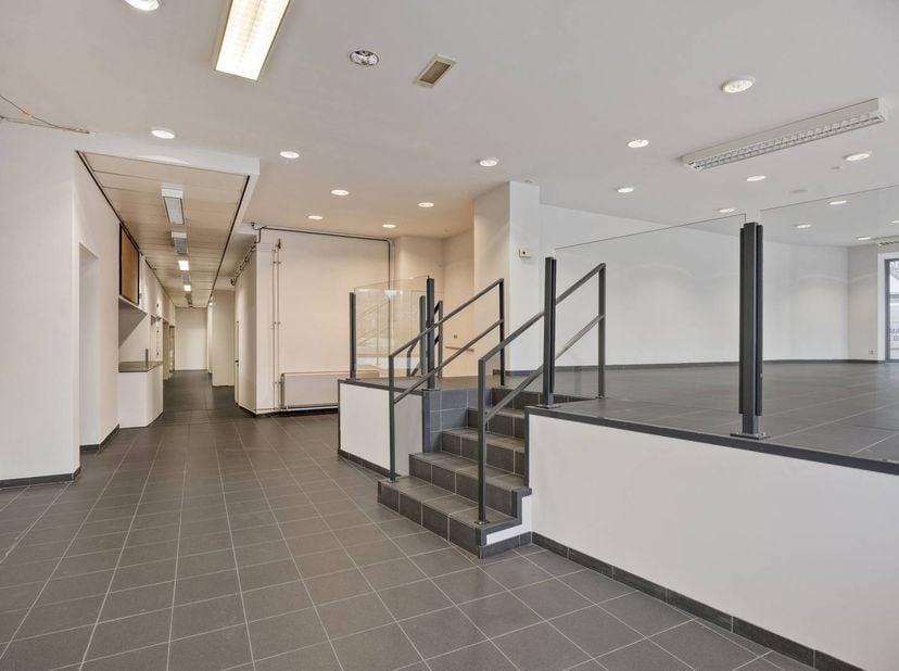 La grande vitrine côté rue offre une visibilité maximale aux passants et aux clients potentiels. Le rez-de-chaussée est complètement ouvert et peut êt