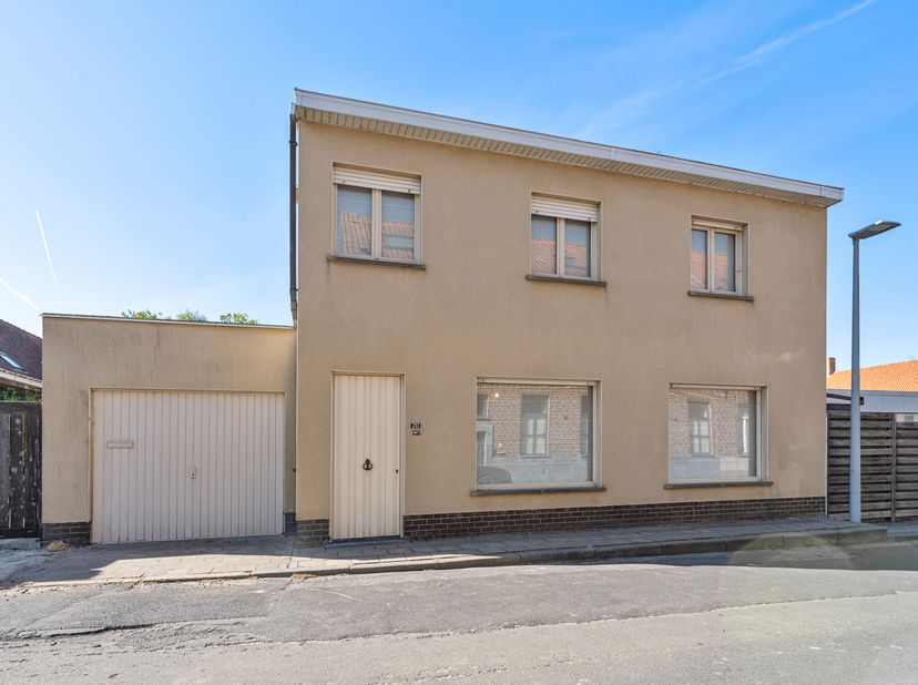Deze alleenstaande woning met garage en loods wordt u te koop aangeboden.<br />
Er is nog verdere afwerking maar deze woning biedt tal van potentieel!
