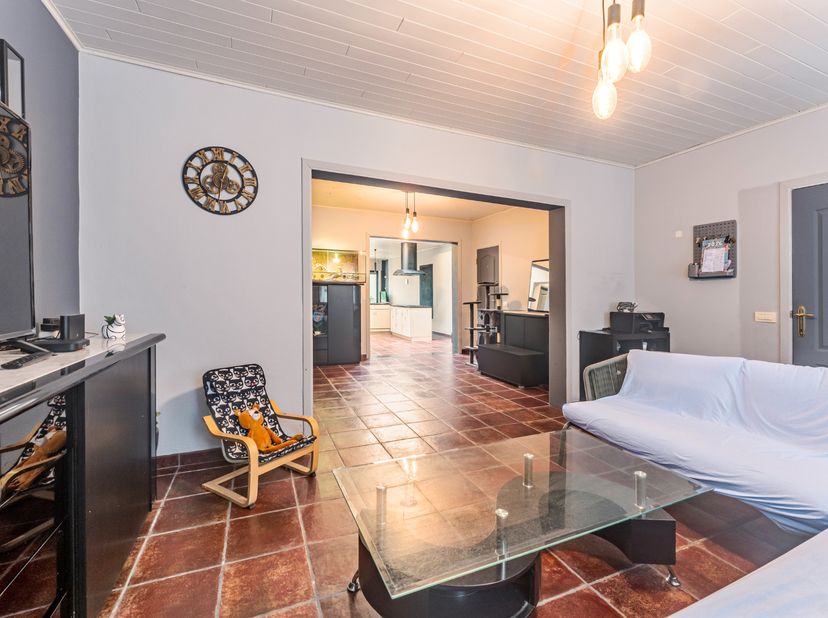 Kijkdag 5 september 2026 tussen 9u en 10u!<br />
Op zoek naar een gezinswoning met ruimte leefruimtes zonder renovatieplicht? Dan is deze woning zeker