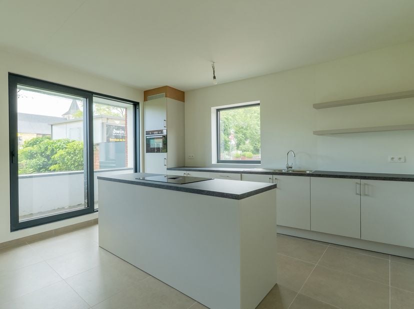 Instapklaar energiezuinig nieuwbouwappartement met 1 slaapkamer en zonnig terras in hartje Rekkem<br />
In de stijlvolle Residentie Marcel bevindt zic