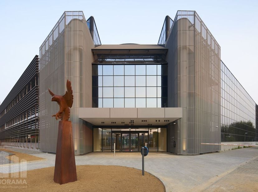 Kantoorruimte van 965 m²&amp;nbsp; te huur nabij de R0<br />
Ontdek dit kwalitatieve en moderne kantoorgebouw “Falcon”, strategisch gelegen nabij de R0 me