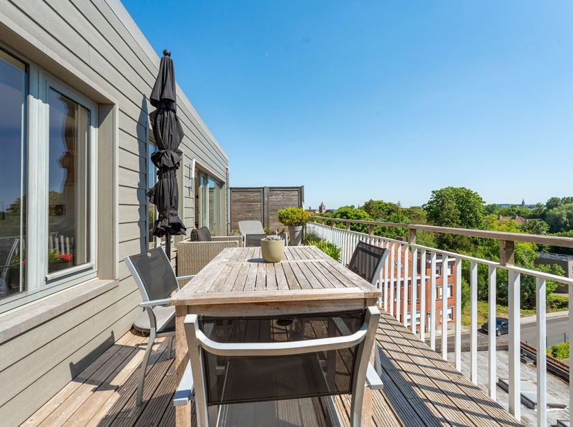 Gezellig en stijlvol penthouse te koop in Menen<br />
Dit verzorgde en smaakvol afgewerkte penthouse in Menen combineert comfort, lichtinval en een pr