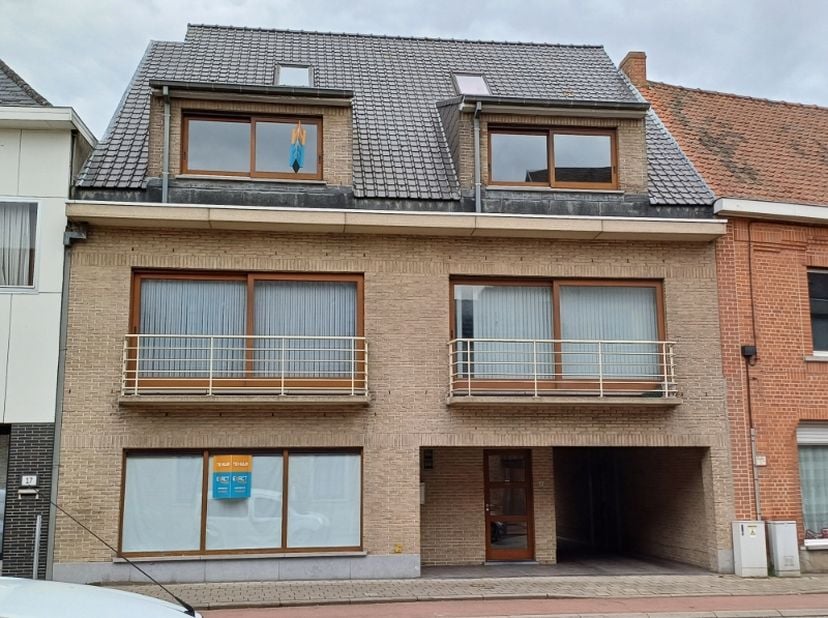 Duplex-appartement op 2de en 3de verdieping van kleine residentie, bestaande uit : leefruimte met volledig ingerichte open keuken, badkamer met wastaf