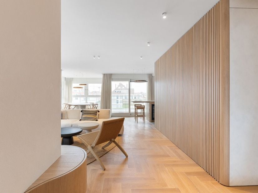 Knokke: Prachtig luxueus appartement te koop met 3 slaapkamers die compleet is gerenoveerd met open zicht op het Casino van Knokke en op 2 min wandele