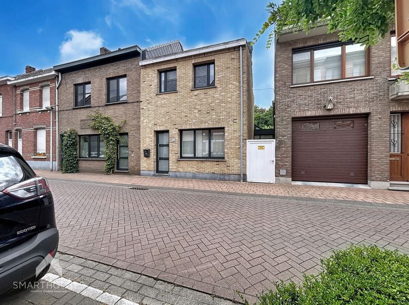 Deze instapklare gezinswoning is uiterst centraal gelegen op een perceel van 400 m² en biedt een ideale combinatie van ruimte, licht en comfort op een