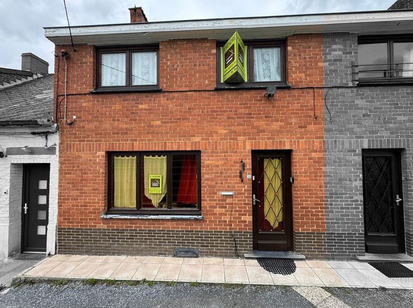 Prix: Offre à partir de 125.000 euros, frais d'agence non inclus et à charge de l'acquéreur. <br />
Maison à rafraichir comprenant: <br />
Sous-sol: C
