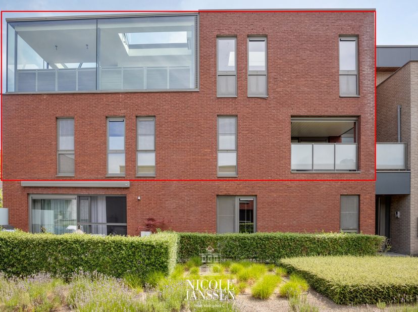 Ontdek dit exclusief penthouse waar hoogwaardige materialen, een stijlvolle afwerking en een ruimtelijk gevoel centraal staan. Met een bewoonbare oppe