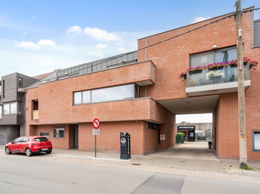 Dit uitstekend onderhouden en stijlvol afgewerkt gelijkvloerse appartement (91 m²) met 2 slaapkamers is gelegen op wandelafstand van winkels en op een