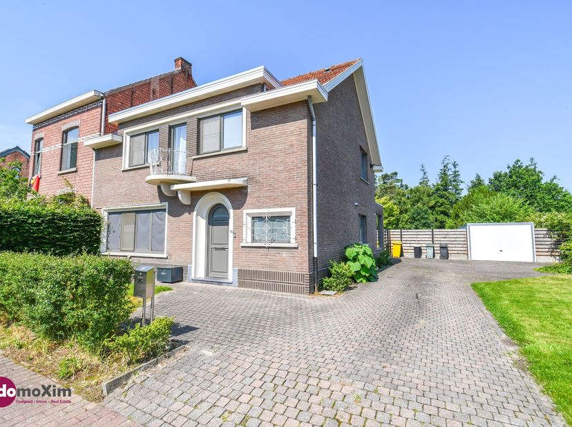 Mooie gerenoveerde woning met 3 slaapkamers nabij de dorpskern van Boortmeerbeek<br />
<br />
Via de inkomhal met apart toilet kom je binnen in de z