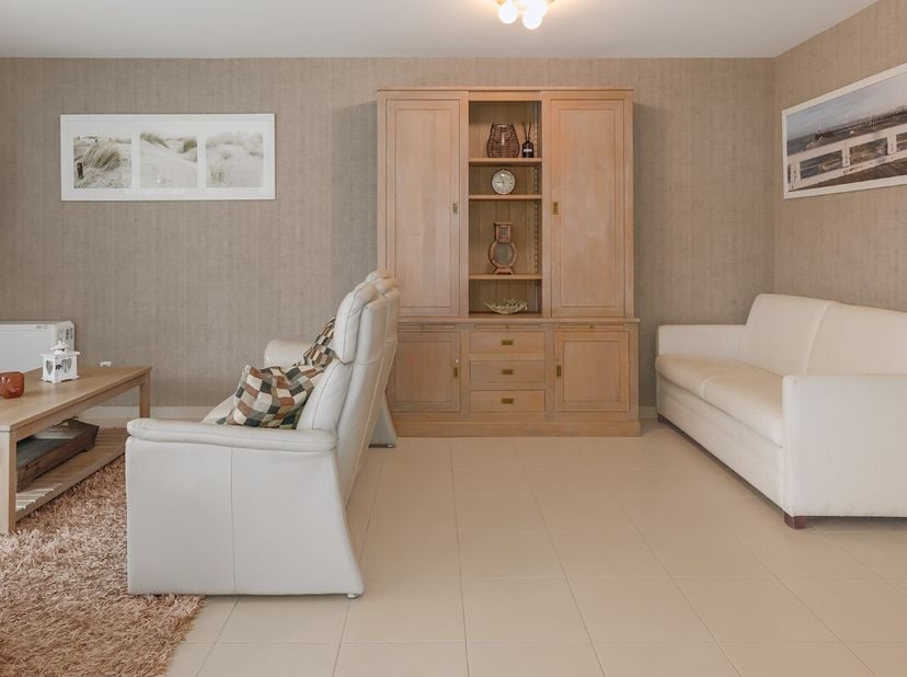 Ervaar alle comfort in dit ruime gelijkvloerse hoekappartement met twee slaapkamers, groot zonneterras en mooie tuin. Gelegen aan de rand van het park
