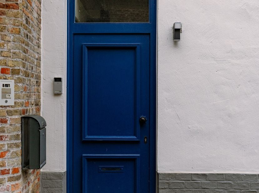 Deze charmante en instapklare stadswoning geniet van een unieke ligging in het hart van Brugge, tussen de Brugse reitjes en vlak bij de Sint-Gillisker