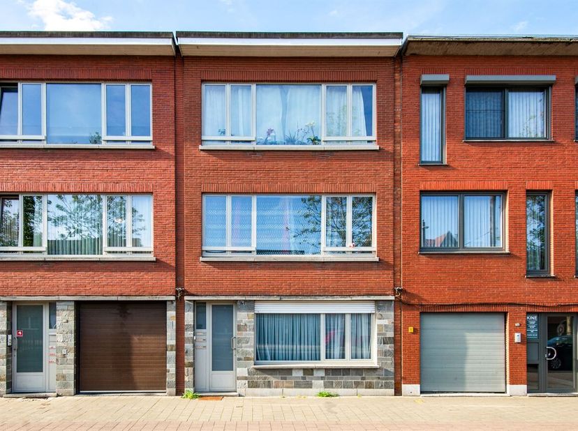 Gezellig gelijkvloers appartement (84m²) voorzien van één ruime slaapkamer en garage verplicht bij aan te kopen t.w.v. € 25.000 biedt tal van mogelijk