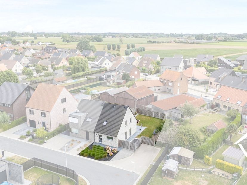 Deze instapklare halfopen woning, gebouwd in 2019, bevindt zich in een rustige en kindvriendelijke woonwijk in De Mokker, Koekelare. Dankzij de liggin
