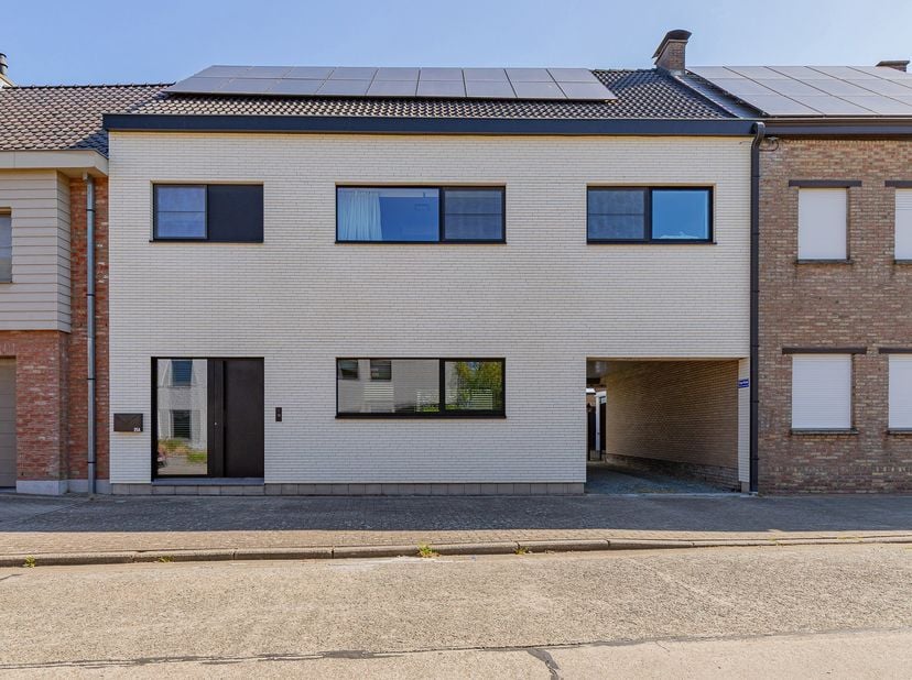BEZOEKDAG ZATERDAG 18/07 VAN 10U TOT 13U (enkel op afspraak)<br />
WICHELEN - Deze exclusief gerenoveerde woning met een mooie gevelbreedte van ca. 11