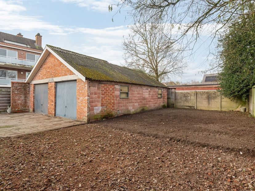 Dit eigendom is opgedeeld in twee aparte wooneenheden met elk een tuin en garage. Via opname in het vergunningenregister hebben we nu de goedkeuring v