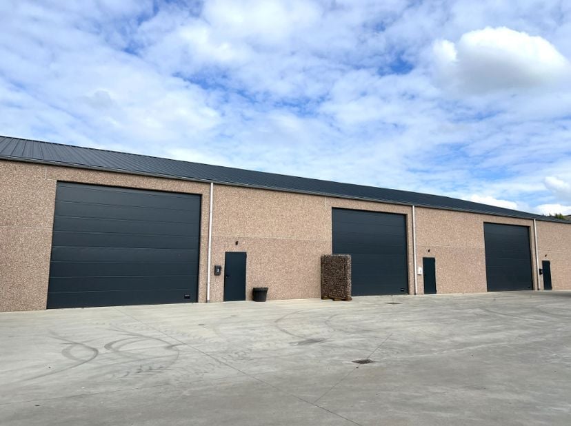 landbouwloods van 300 m² groot<br />
hele vlotte bereikbaarheid<br />
bergruimte voor het opslaan van goederen<br />
loods van 12,4 m breed op 24,8 m