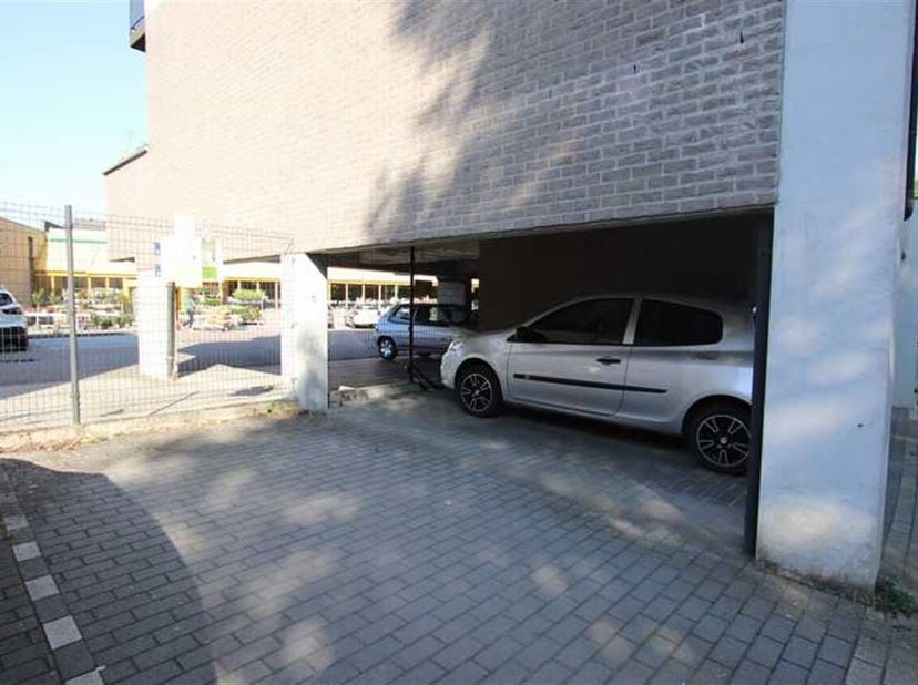 Privatieve autostaanplaats te koop aan het gebouw gelegen te College van Luxemburglaan 10, 3080 Vossem, oppervlakte +/- 13m².<br />
Momenteel niet ver