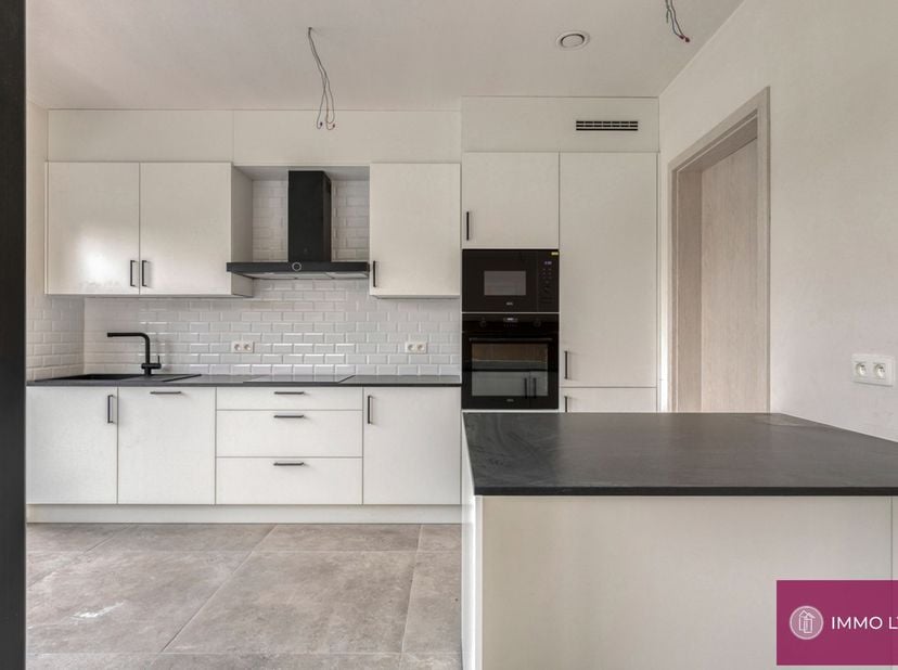 Deze pas gebouwde halfopen bebouwing is volledig instapklaar en afgewerkt met oog voor detail. De woning beschikt over een lichtrijke leefruimte met o