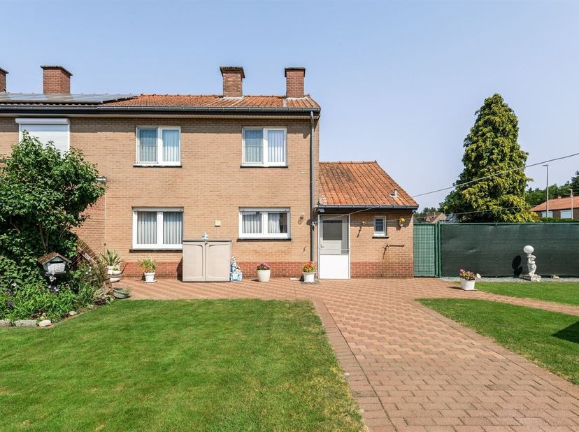 Gelegen in een rustige en groene woonwijk in Zonhoven biedt deze woning een ideale combinatie van wooncomfort, rust en een vlotte bereikbaarheid. Het