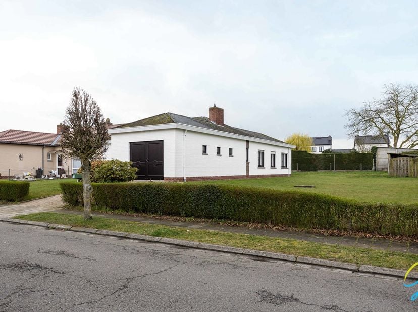 Deze te renoveren halfopen bebouwing is gelegen in gezellige verkaveling Nederkouter nabij dorpskern Wichelen en vlakbij Scheldedijk en het natuurgebi