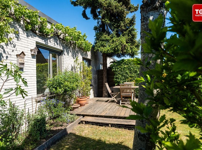 Welkom in deze verzorgde halfopen bebouwing op een rustige ligging in Evergem. Deze gelijkvloerse woning biedt een praktische indeling, veel lichtinva