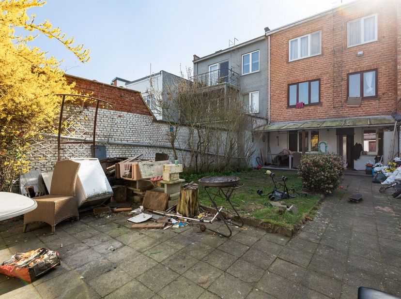 Op te frissen gelijkvloers appartement (71 m²) met 2 slaapkamers en tuin in Wilrijk<br />
Ligging:<br />
Dit gelijkvloers appartement is gelegen in Wi