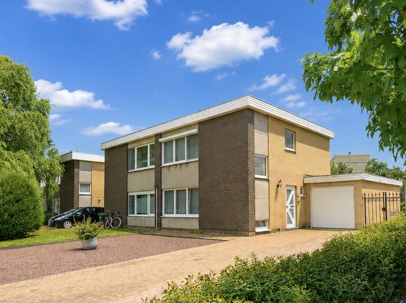 In een aangename en rustige omgeving vindt u deze verzorgde halfopen woning in Eeklo. <br />
Dankzij zijn ligging geniet u hier elke dag van rust en r