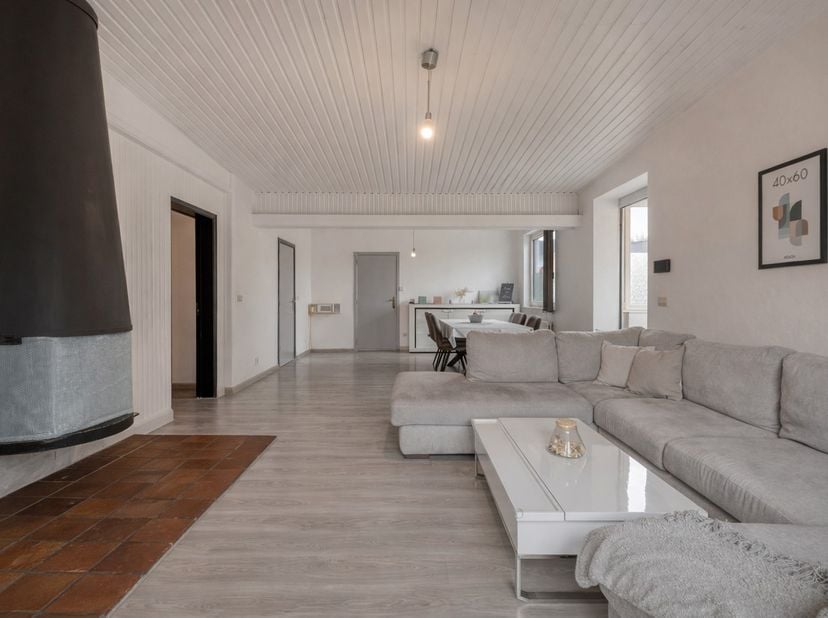 Deze charmante halfopen, gelijkvloerse woning met 2 volwaardige slaapkamers werd gebouwd in 1970 en is gelegen op een mooi perceel van 5a 52ca. Met ee