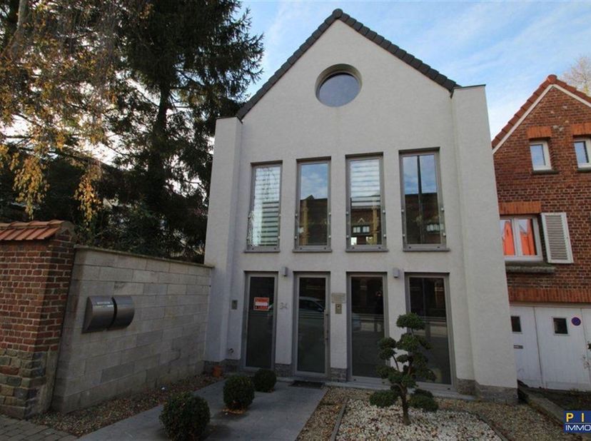 Récent appartement duplex, agréablement situé, 2 chambres, lumineux séjour, cuisine équipée, salle de bains, cellier/buanderie, hall d'entrée, 915€/mo