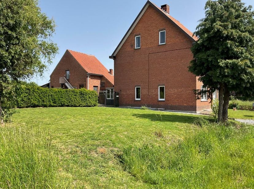 Te renoveren woning met 4 slaapkamers, grote tuin en stallingen<br />
<br />
Deze woning is ideaal voor wie op zoek is naar een renovatieproject met v