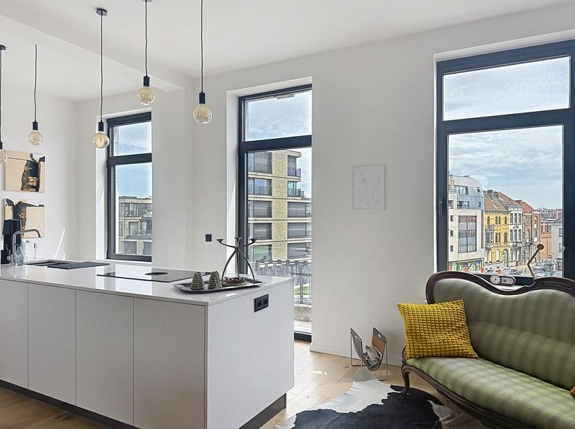 Het appartement maakt deel uit van een karaktervol gebouw dat volledig werd gerenoveerd, waarbij klassieke charme harmonieus werd gecombineerd met een