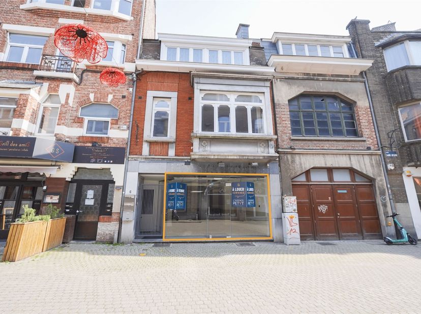Deze winkelruimte is ideaal gelegen in het hart van het stadscentrum van Namen, op slechts 150 meter van Caméo. Ze maakt deel uit van een dynamische w