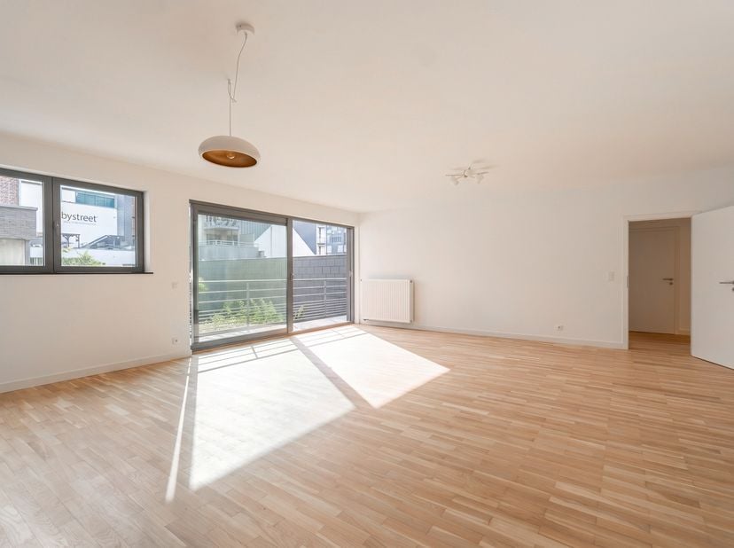 Gelegen op de eerste verdieping van een verzorgd gebouw, in het hart van Brussel, bevindt zich dit volledig gerenoveerde appartement met een bewoonbar