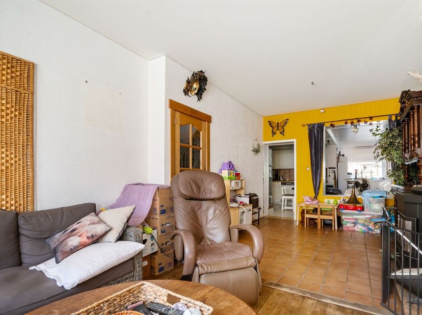 Deze charmante woning is gelegen in de Vaartstraat, op een uitstekende locatie met alle nodige voorzieningen binnen handbereik. Scholen, winkels, spor