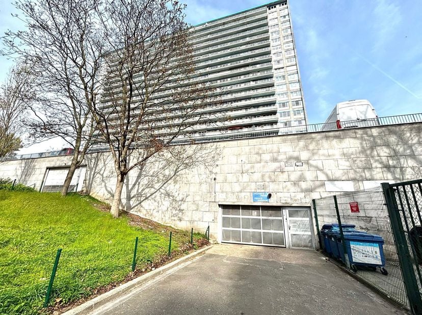 Ontdek deze afgesloten berging in de wijk Van Kalken. Gelegen op niveau -2 van een flatgebouw, een ideale en gewilde locatie voor eigen gebruik en als