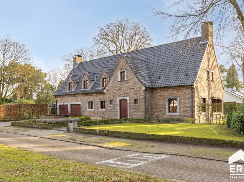[[ DIT PAND NEEMT DEEL AAN DE ERA OPEN HUIZEN DAG OP 13/6 VAN 16:00 TOT 17:00 ]] ommel-Centrum: Karaktervolle villa met zuidelijk georiënteerde tuin.