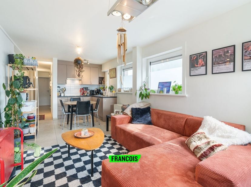 Dit gelijkvloers appartement bevindt zich in de Maïsstraat te Gent, een rustige ligging met een vlotte bereikbaarheid van het stadscentrum. In de nabi