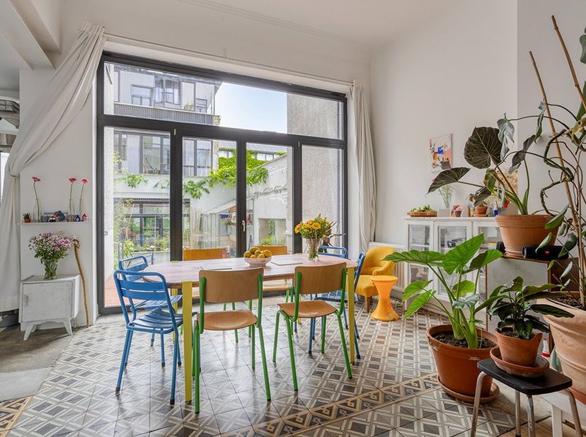 Contacteer Raf voor een bezoek: 0484325180. Woning gelegen in een elegant en aangenaam appartementencomplex, met een grote gemeenschappelijke tuin in