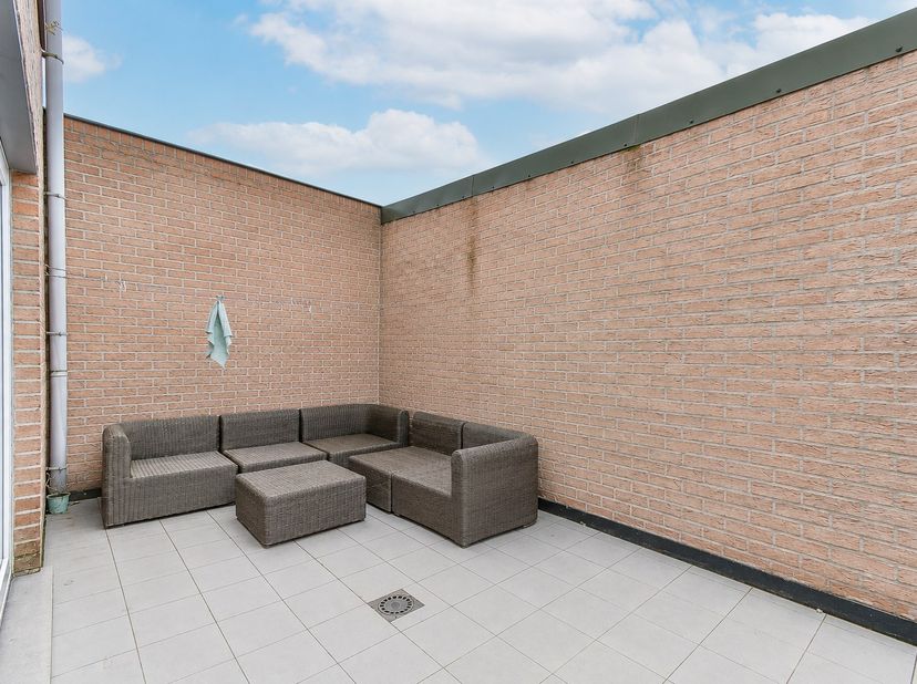 Pal in het centrum van Gistel, maar toch gelegen in een rustige woonwijk, bevindt zich op de gelijkvloerse verdieping van het gebouw dit instapklaar a