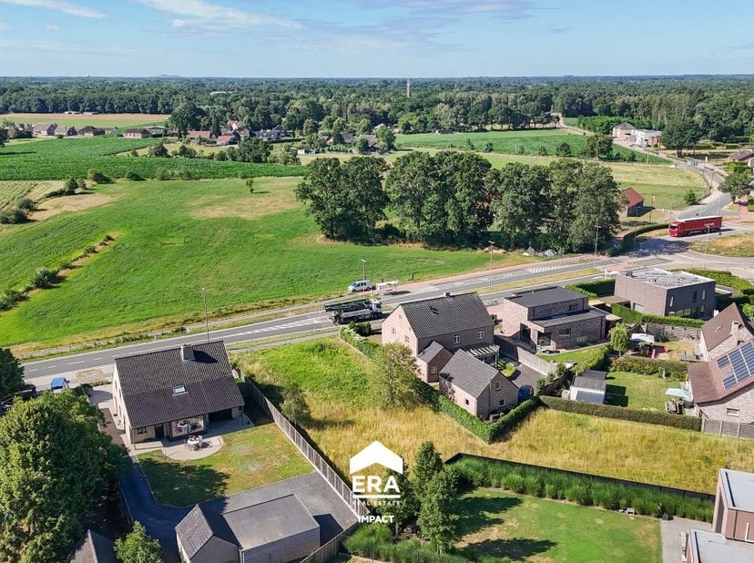 Deze bouwgrond voor een open bebouwing is gelegen in Grote-Brogel, een landelijke deelgemeente van Peer. Hier geniet je dagelijks van een prachtig vri