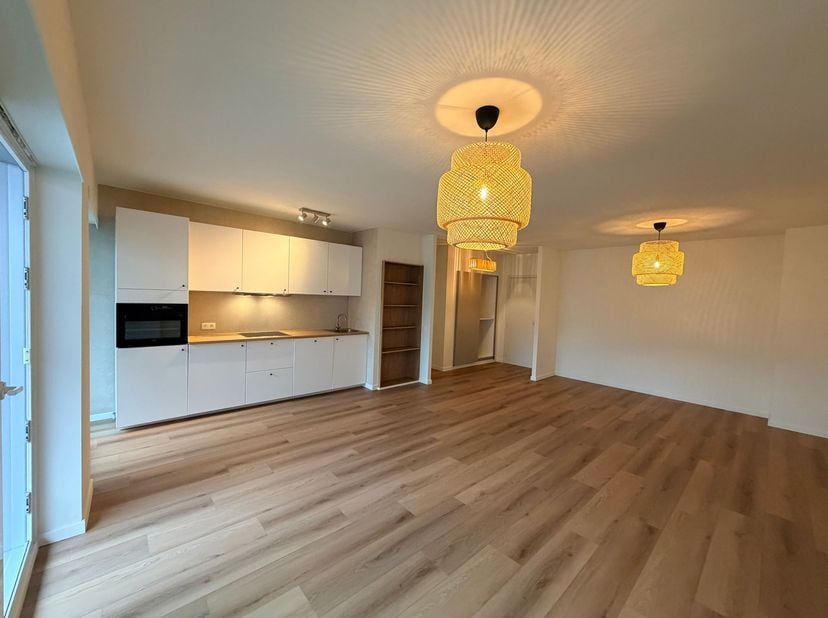 Ligging: Rustig gelegen en volledig gerenoveerd appartement op Linkeroever met winkels, horeca, scholen en openbaar vervoer in de nabije omgeving. <br