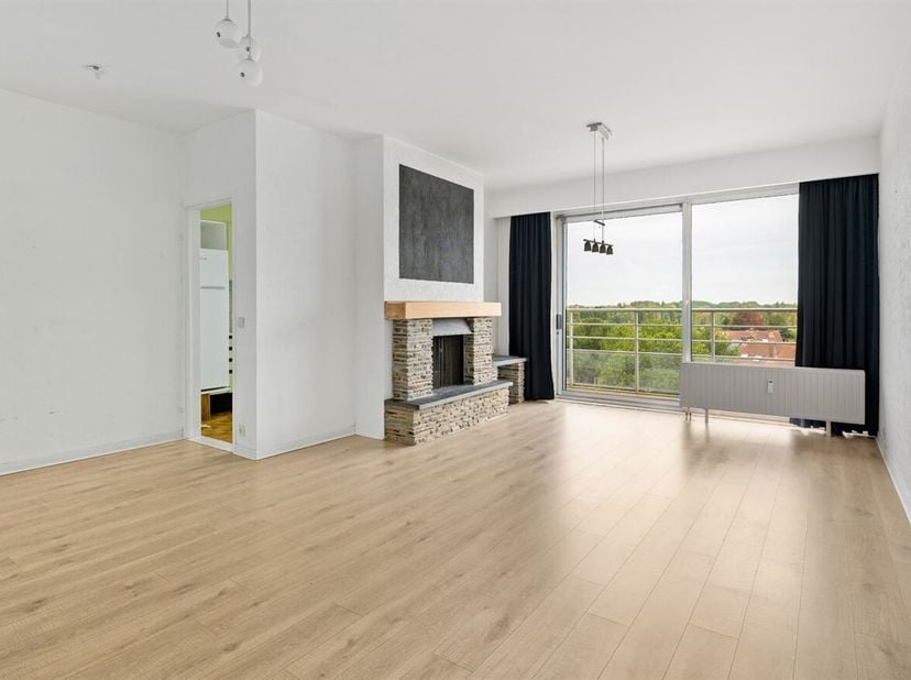 Op te frissen ruim appartement (EPC B) met 2 slaapkamers, 2 terrassen en ondergrondse staanplaats met berging bevindt zich op een uitstekende locatie