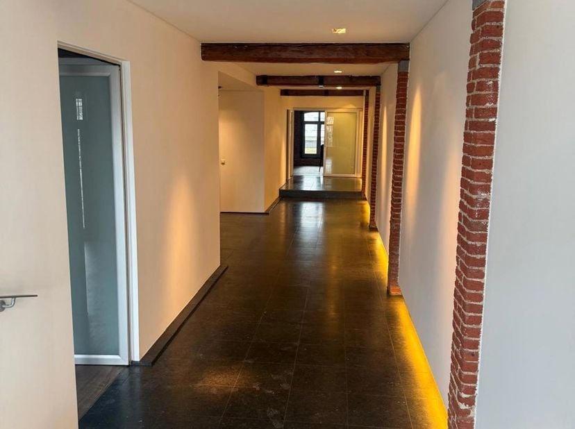 Quares - TREVI Groep presenteert :<br />
Op het Sint-Jansplein bevindt zich deze verrassend ruime loft met een uniek verleden. Het pand deed vroeger d