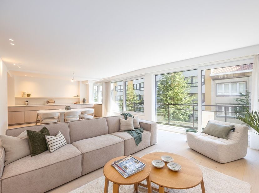 VOLLEDIG VERNIEUWD APPARTEMENT VAN 130 M² MET 3 SLAAPKAMERS IN HET CENTRUM VAN OOSTENDE<br />
In de residentie Sirmione, gelegen in de rustige Kaaistr