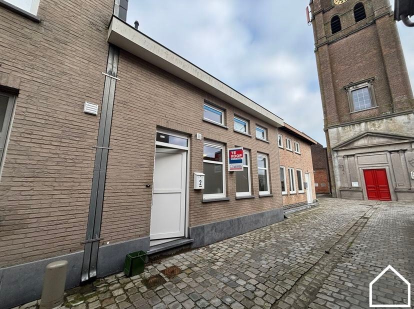 Knusse gerenoveerde rijwoning met dakterras in Roesbrugge-Haringe<br />
<br />
In het charmante en landelijke Roesbrugge-Haringe, een deelgemeente van