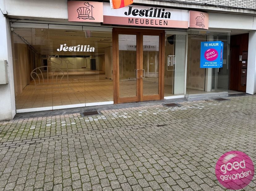 Handelspand met een oppervlakte van 420 m&amp;sup2; gelegen in de Sint-Truiderstraat op enkele passen van de Grote Markt. <br />
Het pand heeft een gevelb