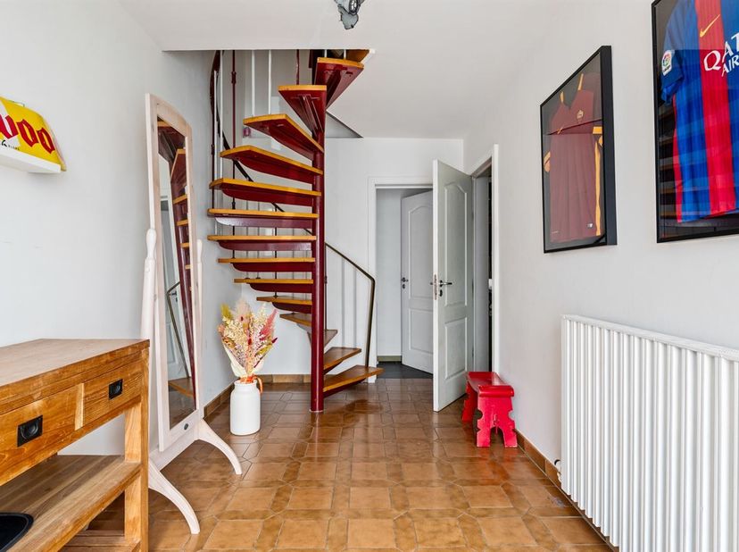 Bel-etage met terras en ruime garage<br />
Ontdek deze opgefriste bel-etage met riant terras en mooie tuin!<br />
Ligging: <br />
Winkels, scholen, op