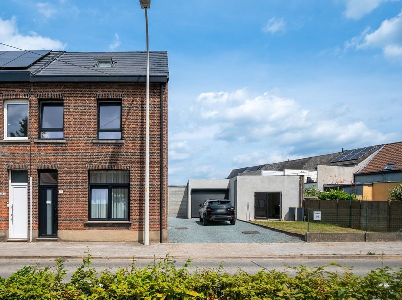 Op een uitstekende locatie te Reet bevindt zich deze recent gerenoveerde woning met 2 slaapkamers en polyvalent bijgebouw van 32 m². U geniet hier van