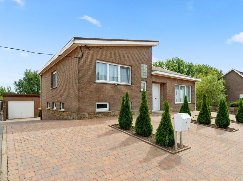 Deze gezinswoning heeft een fantastische bereikbaarheid op slechts 1km van de oprit van de E314 en winkel, bushalte, school, restaurant en bank liggen